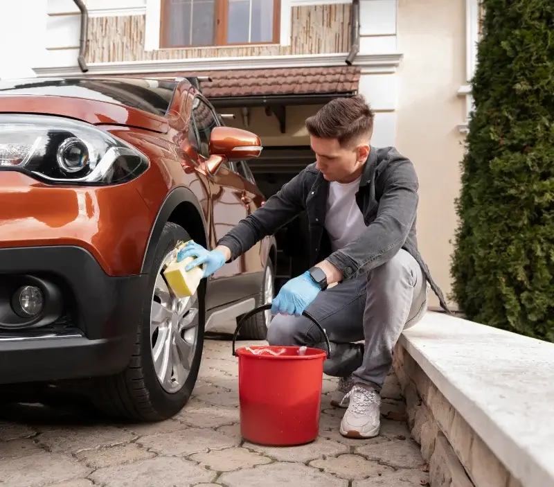 Lavage auto à domicile Le Muy : professionnel intervenant sur un véhicule